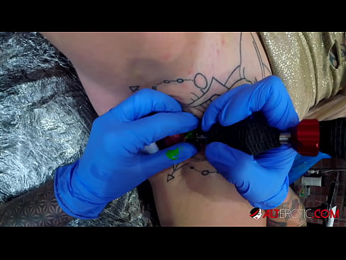 ❤️ Keçika pir tattookirî Sully Savage tattooek li ser klîtorê xwe kir. ❤️❌ Porno vk li me ku.tukifporno.ru ﹏